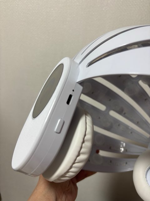 カレントボディ頭皮ケアデバイスのスイッチと充電口